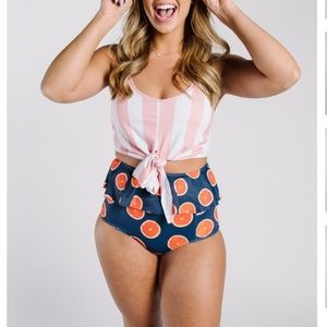 Iso kortni jeane tied up top